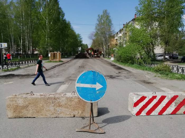 Уже в среду дорожники должны были начать укладывать асфальт на ул. Мира. Но помешала авария на водопроводе. Фото Владимира Коцюбы-Белых