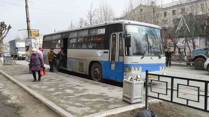 За четыре месяца водители ревдинских автобусов 49 раз нарушали правила движения. Фото Владимира Коцюбы-Белых