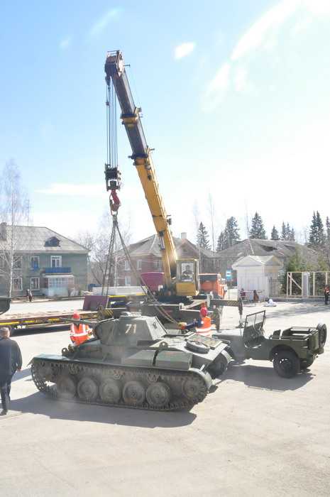 Установка боевых машин ведется под присмотром специалистов Среднеуральского медеплавильного завода. Фото Надежды Молкуц