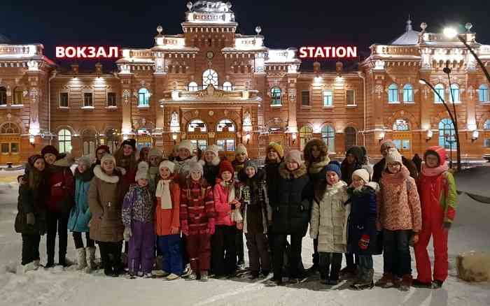 Девочки из хора "Гармония" со своими педагогами на вокзале Казани.