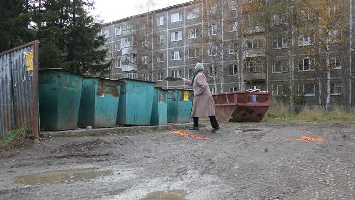 В межсезонье в контейнерной площадке за домом №26 не подойти. Людям приходится швырять мусор в контейнеры. Попадают не все.