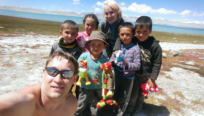 Памирские дети в поселке Каракуль на берегу одноименного озера