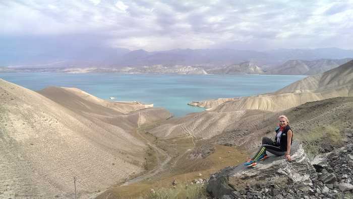 Лера на фоне Токтогульского водохранилища в Киргизии