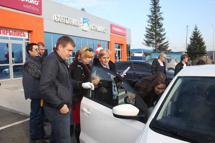 Члены жюри с помощью белой перчатки проверили все недоступные глазу места на наличие грязи.