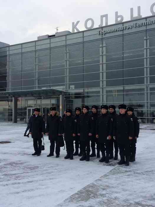 Восемь свердловчан в аэропорту Кольцово перед перелётом в Севастополь.