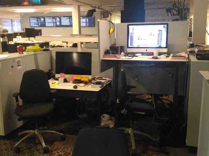 Рабочие места сотрудников Svenska Dagbladet. Во всех редакциях, где мы были, столы регулируются по высоте: хочешь — работай сидя, хочешь — стоя. 