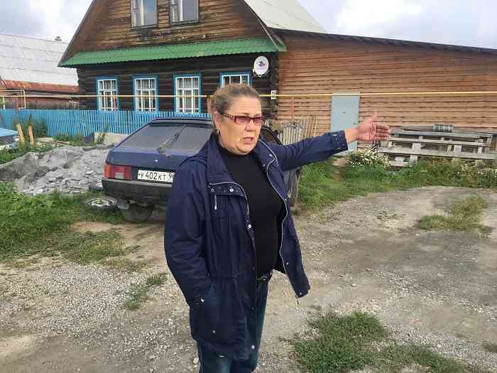Председатель уличного комитета Наталья Стряпунина сама от нынешнего ремонта не страдает — у нее скважина. Но за соседей переживает.