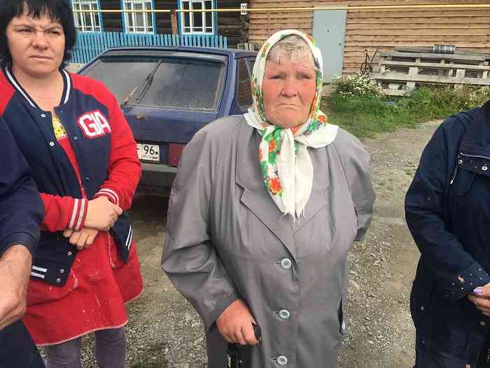 Марии Игнатьевне Баженовой по возможности помогают соседи. Одинокая пенсионерка говорит, что не в состоянии сама сходить с ведром до колонки — годы не те, сил почти не осталось.