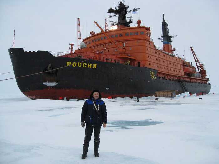 Экспедицию на дрейфующую льдину привез атомный ледокол "Россия"
