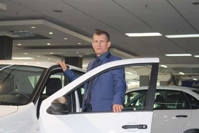«130 сияющих новой краской автомобилей Лада-Гранта уже ждут своих владельцев», — подтвердил Антон Русаков, руководитель компании «Автовек».