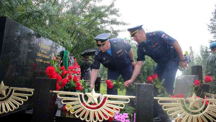 Цветы к мемориалу также возложили однокурсники Игоря Ржавитина