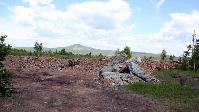 Скальный грунт и куски старого фундамента со склона горы Караульная «виновник», бросивший их здесь, пообещал вывезти в течение двух недель. Фото Екатерины Городко