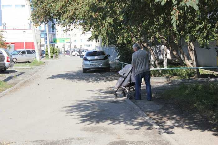 Машины зачастую паркуют прямо на тротуарах.