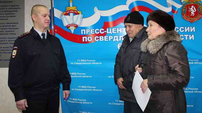 Пожилые супруги благодарят полицейских. Фото: МО МВД "Ревдинский".