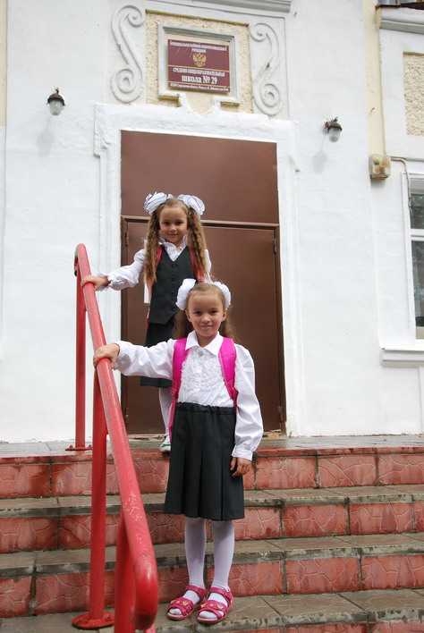Катя (сверху) и Оля Курдины на пороге школы №29. 1 сентября для них зазвучит здесь их первый в звонок.