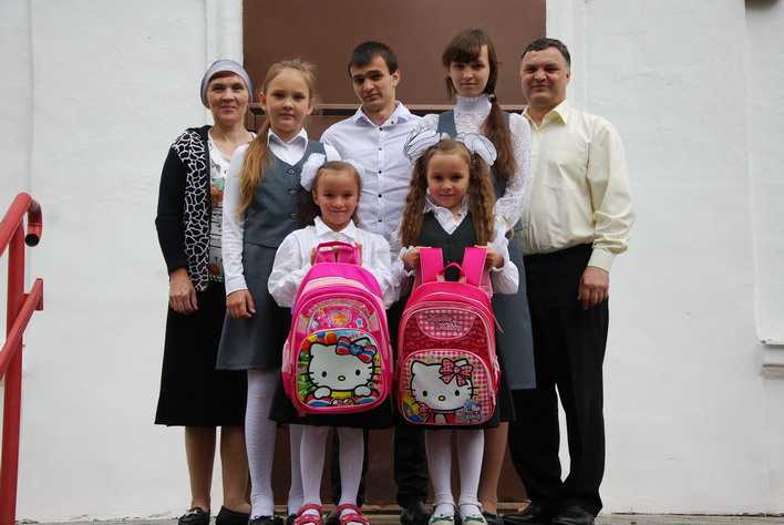Семья Курдиных (слева направо): мама-Татьяна, Маша, Павел-младший, Анна, папа-Павел и двойняшки-первоклашки Оля и Катя. Старшая дочка Елена была в Екатеринбурге.