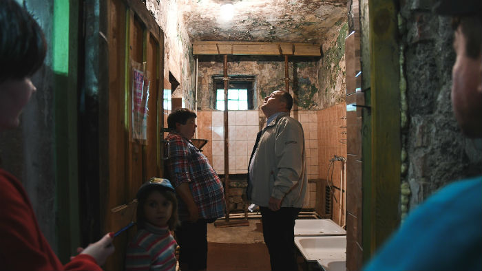 В конце встречи Александр Краев зашел внутрь дома, чтобы своими глазами увидеть его состояние. Фото Владимира Коцюбы-Белых