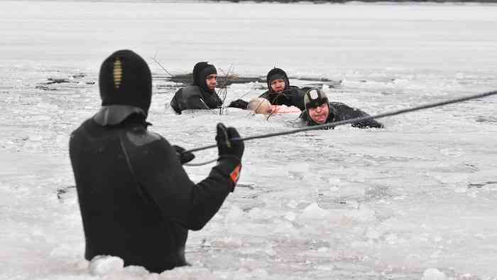 Тело утонувшего мужчины из полыньи доставали спасатели Первоуральска. Фото Владимира Коцюбы-Белых