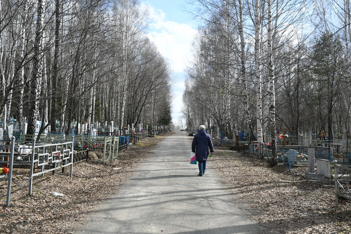 Жители Ревды не подвели — в родительский день на кладбище пришли единицы. Фото Владимира Коцюбы-Белых