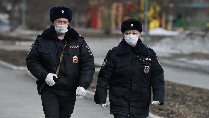 В пятницу, 3 апреля, полицейские патрулировали улицы Ревды. И с удовлетворением отметили, что ревдинцы, в основном, соблюдают меры безопасности. По крайней мере, ни в Еланском парке, ни в Рябиновом сквере, ни у торговых центров днем массового скопления людей они не заметили. Фото Владимира Коцюбы-Белых