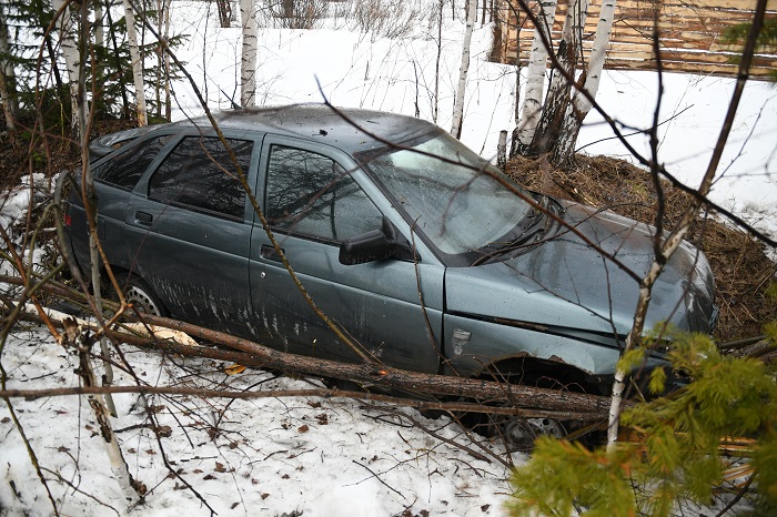Автомобиль ВАЗ, который по вине пьяного водителя вылетел с дороги на Гусевке. Фото Владимира Коцюбы-Белых