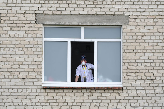 Главный врач РГБ Евгений Овсянников сейчас живет в обсервации. Работает и дежурит, как и все остальные врачи. Фото Владимира коцюбы-Белых