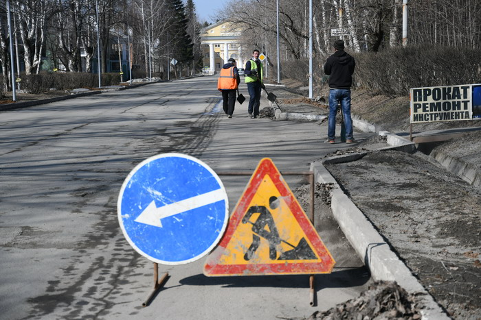 Улицы города прибирают подрядчики, которые занимались зимнем содержанием дорог. Фото Владимира Коцюбы-Белых