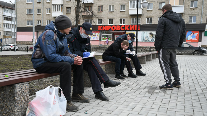 А вот на участников этой тусовки пришлось составлять протоколы о нарушении режима самоизоляции. Фото Владимира Коцюбы-Белых