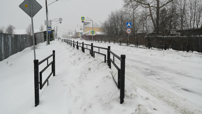 Тротуары в Мариинске появились недавно, но ходить по ним уже нельзя. Фото Владимира Коцюбы-Белых