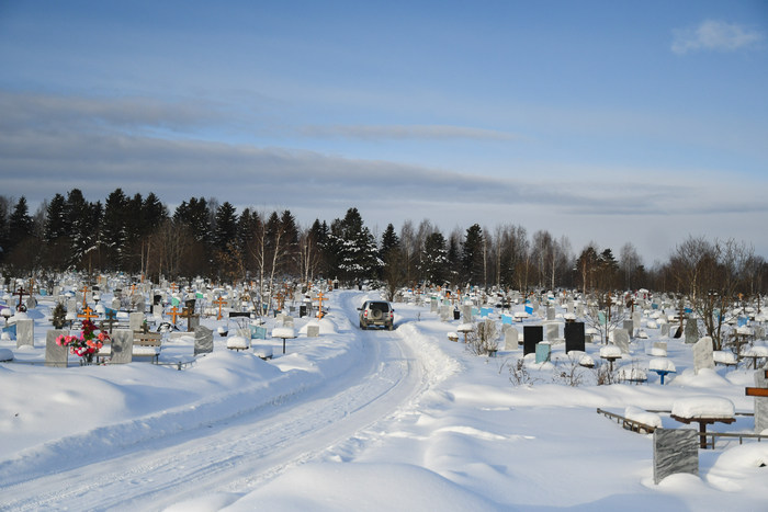Дороги на кладбище почищены добросовестно, проехать можно без проблем. Пока не возобновились снегопады. Фото Владимира Коцюбы-Белых
