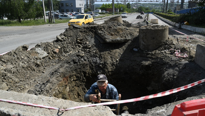 Участок на перекресте ул. К.Либкнехта и Калинина начнут ровнять только на следюущей неделе. Здесь заменен большой отрезок трубы и поставлены новые задвижки. Фото Владимира Коцюбы-Белых