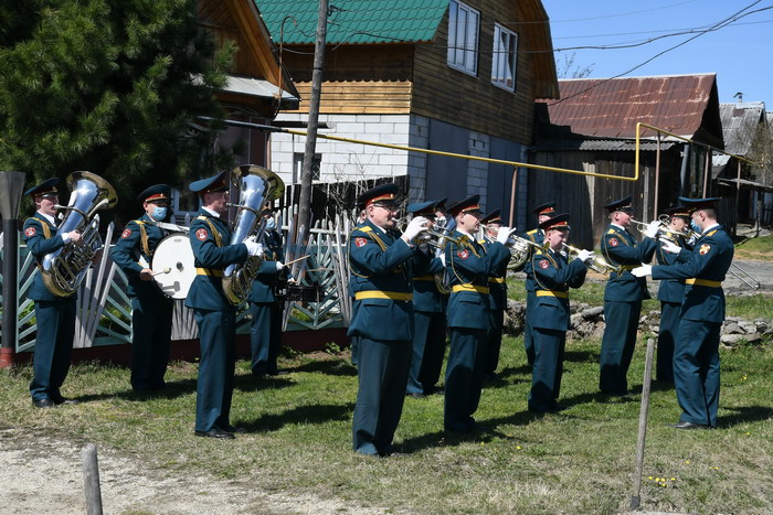 Оркестр сыграл попурри военных песен и (как же без него) "Марш Славянки". Фото Владимира Коцюбы-Белых