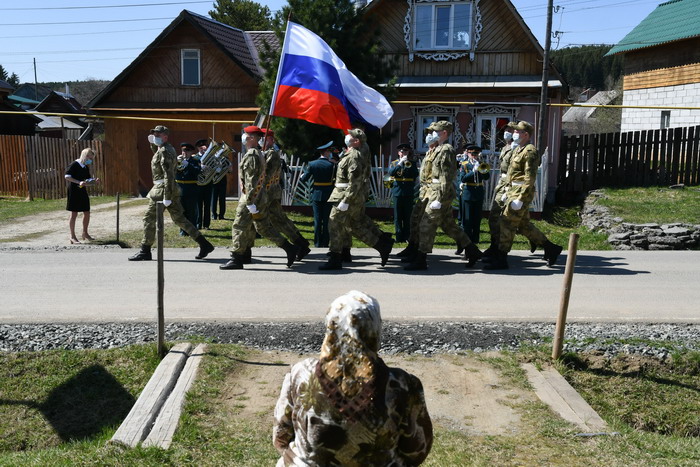 Торжественный марш с воинским приветствием. Фото Владимира Коцюбы-Белых