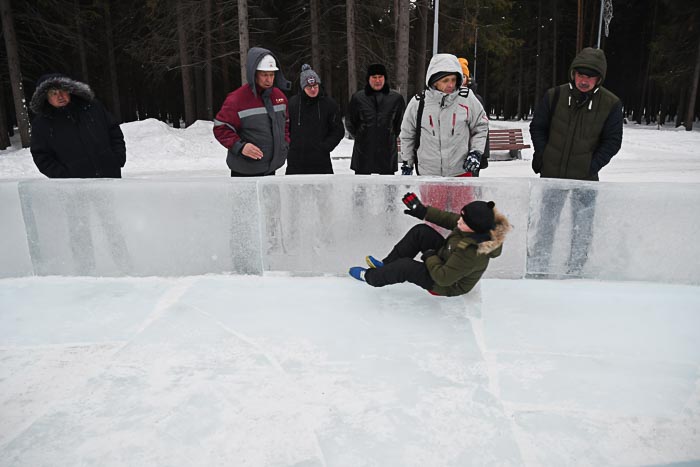 Комиссия воочию увидела, как катающиеся врезаются в ледяной бортик. Фото Владимира Коцюбы-Белых
