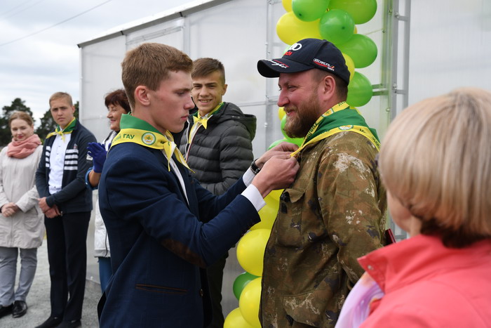 С администрацией школы Алексей заключил договор дарения. В благодарность учащиеся посвятили бизнесмена в агроклассники. Фото Владимира Коцюбы-Белых