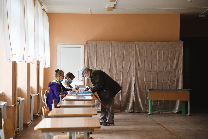 В школе №28 народу немного. Очередей нет и ажиотажа тоже. Все-таки неделю дали на голосование. Фото Владимира Коцюбы-Белых