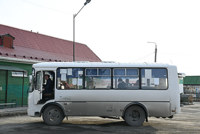 Автобус 102-го маршрута. По словам кондуктора, в последние дни ездят всего 5-6 человек за рейс.