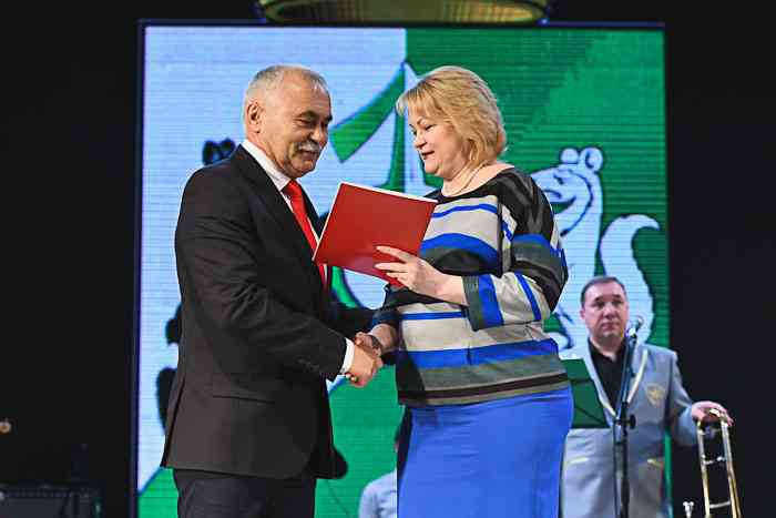 Ирина Тейшева вручает благодарность депутату Анатолию Сазанову.