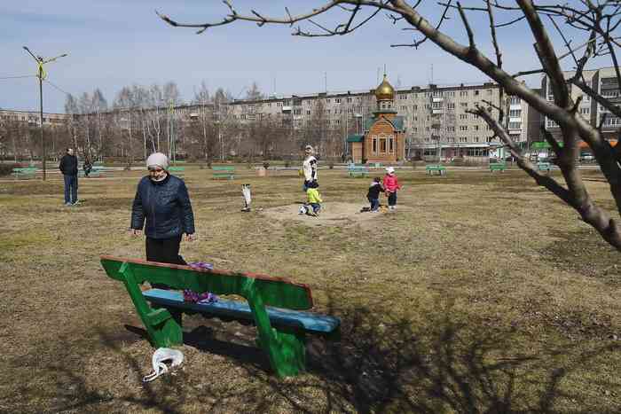 Сейчас в Еланском парке детям играть негде. Только мяч гонять на поляне. Или копаться в прошлогоднем песочке. Фото Владимира Коцюбы-Белых