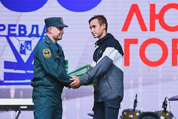 Премию "Сенсация года" вручают Сергею Жуликову, который спас из огня своих близких.