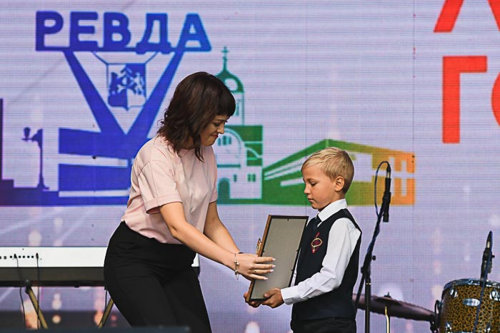 Премия сенсация года вручается педагогу "Еврогимназии" Софье Петуховой, которая стала лучшим молодым учителем Свердловской области.