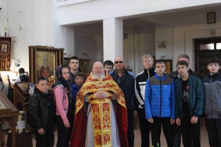 По традиции, старт для спортсменов начался в храме архистратига Михаила, где Батюшка Вадим благословил ребят к победе