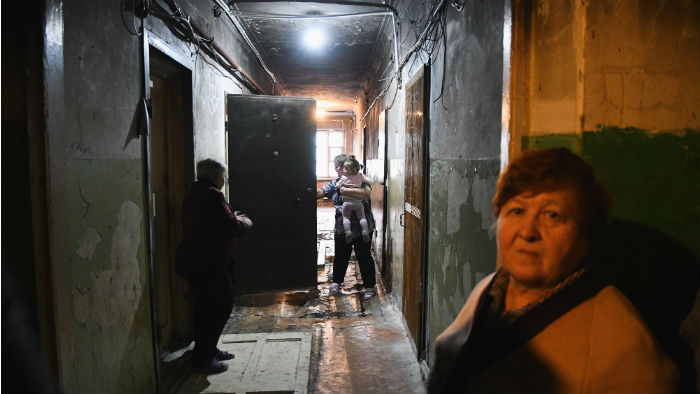 Чтобы хоть как-то ходить по коридору, женщины принесли с помойки старые двери, которыми застелили пол. Фото Владимира Коцюбы-Белых.