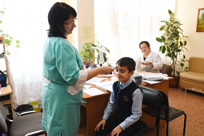 В медицинском кабинете школы №3 измеряют температуру ученикам. Фото Владимира Коцюбы-Белых