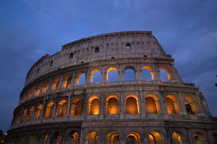Колизей — одна из главных достопримечательностей Рима. Ранее возле него всегда было многолюдно, а сейчас никого нет. Фото pixaby.com