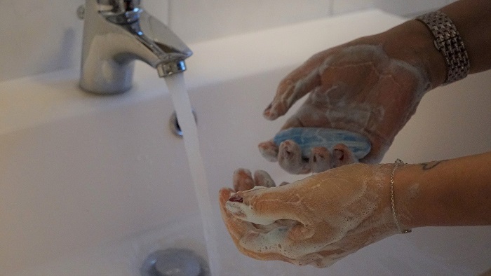 Основные меры профилактики - ограничить контакты и чаще мыть руки. Фото pixaby.com