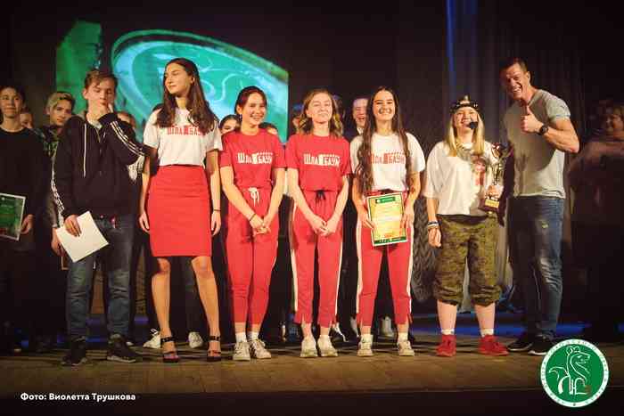Команда Лиги юмора «Шлагбаум» получила Кубок мэра Ревды в ноябре. А в декабре девушки сыграют в областной Юниор-лиге. Их поддержал и материально помог Александр Сумароков (справа).