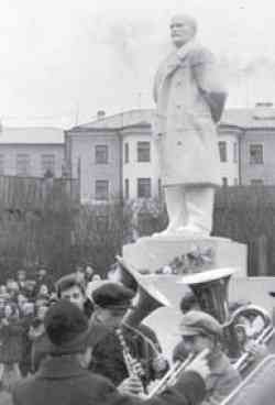 Памятник Ленину на улице Почтовой. Архивное фото предоставлено администрацией Ревды.