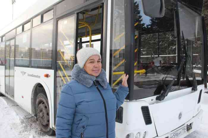 Любовь к автобусам у Людмилы Мерзляковой сохранилась на всю жизнь. На одном из них она 22 года проработала с мужем. И сейчас, работая на заправке, говорит, что есть любимые автобусы.