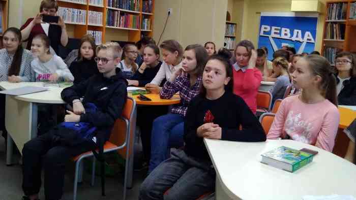 Чтобы пообщаться с Михаилом Самарским, в библиотеку пришли около 40 школьников.